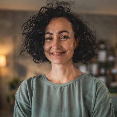 Olgun beyaz kadın beyaz gömlek giyer mutlu bir gülümseme portresi yakın çekim