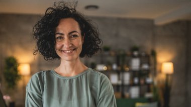 Olgun beyaz kadın beyaz gömlek giyer mutlu bir gülümseme portresi yakın çekim