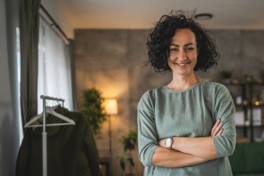 Olgun beyaz kadın beyaz gömlek giyer mutlu bir gülümseme portresi yakın çekim