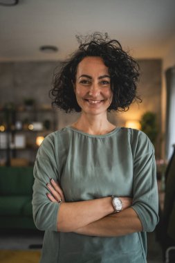 Olgun beyaz kadın beyaz gömlek giyer mutlu bir gülümseme portresi yakın çekim