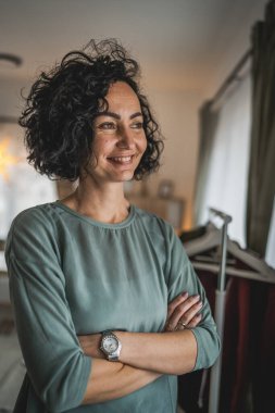 Olgun beyaz kadın beyaz gömlek giyer mutlu bir gülümseme portresi yakın çekim