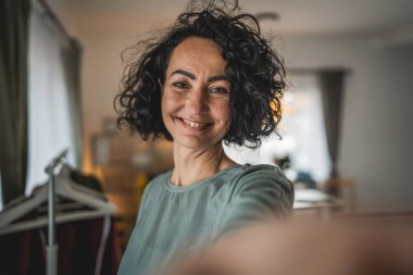 Olgun beyaz kadın beyaz gömlek giyer mutlu bir gülümseme portresi yakın çekim