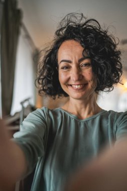 Olgun beyaz kadın beyaz gömlek giyer mutlu bir gülümseme portresi yakın çekim