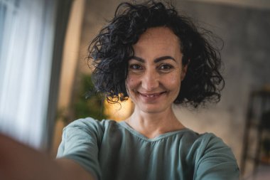 Olgun beyaz kadın beyaz gömlek giyer mutlu bir gülümseme portresi yakın çekim