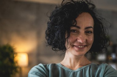 Olgun beyaz kadın beyaz gömlek giyer mutlu bir gülümseme portresi yakın çekim