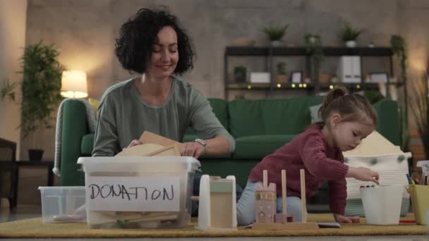 Mãe Filha Criança Menina Casa Escolher Brinquedos Para Doação — Vídeo de Stock
