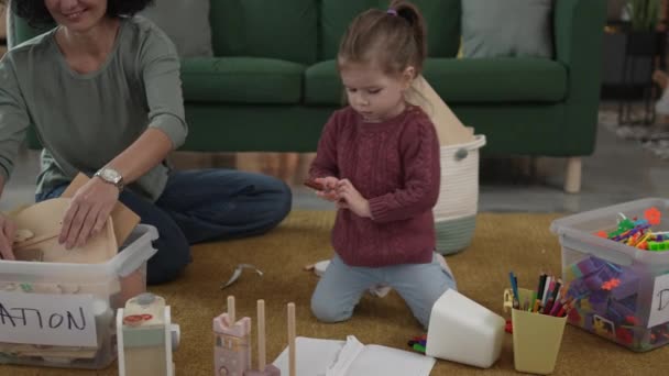 Μητέρα Και Κόρη Κοριτσάκι Στο Σπίτι Επιλέγουν Παιχνίδια Για Δωρεά — Αρχείο Βίντεο