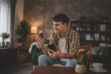 Genç bir adam doktorla online istişare yapıyor. İlaç şişesi ilave ilaç tedavisi görüyor.