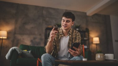 Bir adam evde su ile vitamin takviyesi ya da ilaç alıyor.