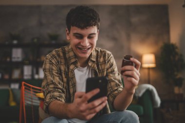 Genç bir adam doktorla online istişare yapıyor. İlaç şişesi ilave ilaç tedavisi görüyor.