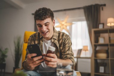 Genç bir adam doktorla online istişare yapıyor. İlaç şişesi ilave ilaç tedavisi görüyor.