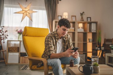 Genç bir adam doktorla online istişare yapıyor. İlaç şişesi ilave ilaç tedavisi görüyor.