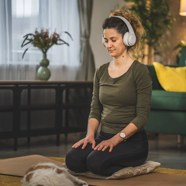 코카서스 밀레니엄 헤드폰을 온라인 가이드 Mindfulness 집에서 사람들 — 스톡 사진
