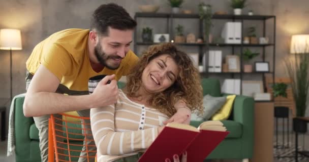 Uomo Donna Caucasico Coppia Adulta Leggere Libro Casa — Video Stock