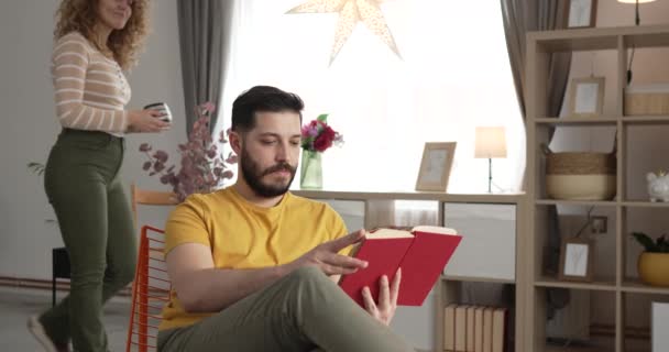 Férfi Kaukázusi Felnőtt Pár Olvasni Könyvet Otthon — Stock videók