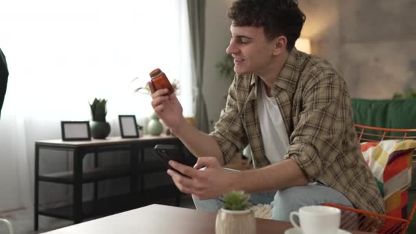 Bir Adam Ilaç Tutuyor Laç Şişesi Hapları Cep Telefonunda Etiketi — Stok video