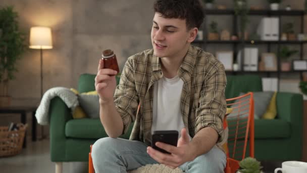Hombre Mantenga Medicamentos Frasco Píldoras Leer Etiqueta Teléfono Móvil — Vídeos de Stock