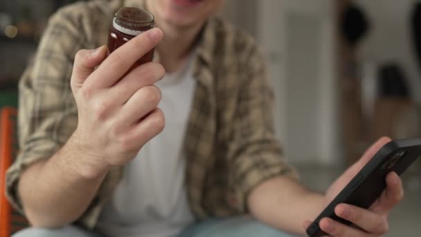 Bir Adam Ilaç Tutuyor Laç Şişesi Hapları Cep Telefonunda Etiketi — Stok video