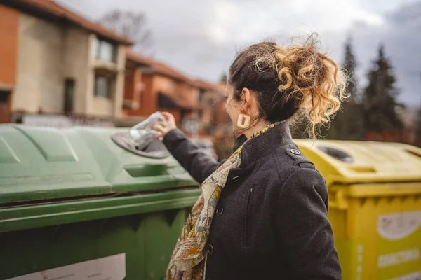Uma Mulher Adulta Ficar Com Resíduos Vidro Sacos Verdes Frente — Fotografia de Stock