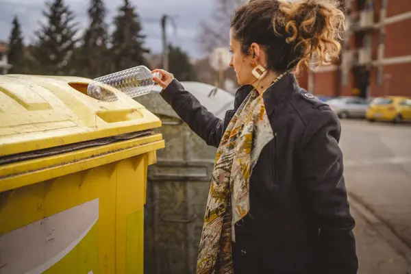 Uma Mulher Adulta Ficar Com Resíduos Plástico Sacos Amarelos Frente — Fotografia de Stock
