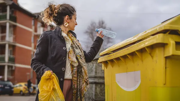 Uma Mulher Adulta Ficar Com Resíduos Plástico Sacos Amarelos Frente — Fotografia de Stock