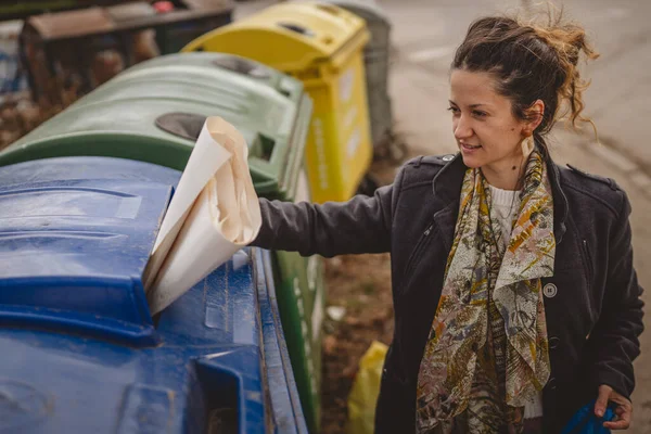 リサイクルコンテナの前に紙の無駄と青いバッグが立ち ゼロ廃棄物エココンセプトを再利用する — ストック写真