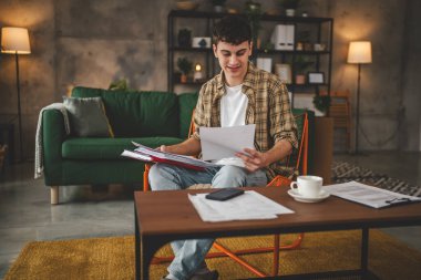 Genç beyaz erkek, evde öğrenim görüyor. Dersi ya da sınavı kendi başına hazırla. Gerçek insanlar boşluğu doldurur.