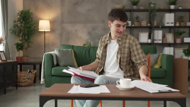 Jonge Blanke Man Tiener Student Studie Thuis Bepalen Leren Voor — Stockvideo