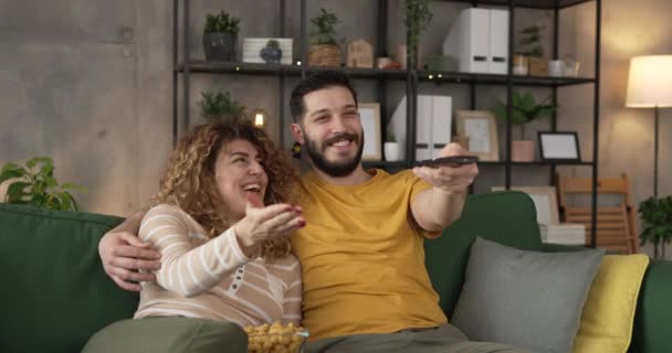 Pár Férfi Kaukázusi Férj Feleség Vagy Barát Barátnő Ülni Kanapén — Stock videók