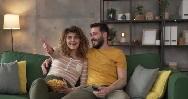 남자와 코카서스 남편과 친구와 친구는 집에서 침대에 텔레비젼 시리즈를 컨트롤러 — 비디오