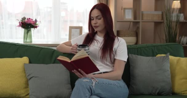 Fiatal Felnőtt Egy Női Diák Olvasni Könyvet Vagy Tanulmány Otthon — Stock videók