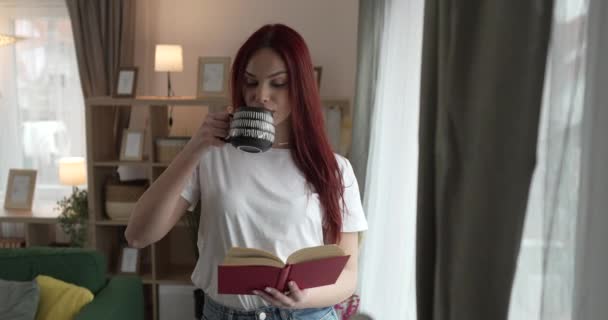 Fiatal Felnőtt Egy Női Diák Olvasni Könyvet Vagy Tanulmány Otthon — Stock videók