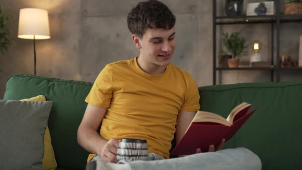 Młody Mężczyzna Kaukaski Nastolatek Czytać Książki Badania Domu Edukacja Koncepcja — Wideo stockowe