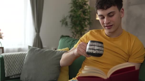 Junger Mann Kaukasischer Teenager Liest Buch Studie Hause Bildungskonzept — Stockvideo