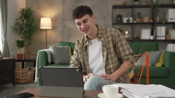 Jovem Caucasiano Adolescente Sentar Casa Uso Tablet Digital Mostrar Documentos — Vídeo de Stock