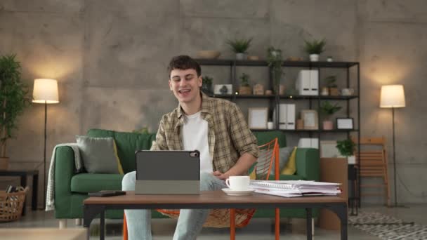 Młody Mężczyzna Kaukaski Nastolatek Siedzieć Domu Używać Cyfrowy Tablet Show — Wideo stockowe