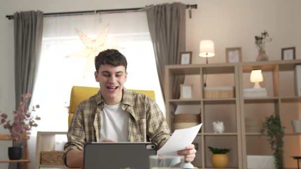 Jonge Man Kaukasische Tiener Zitten Thuis Gebruik Maken Van Digitale — Stockvideo