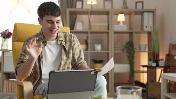 Νεαρός Άνδρας Καυκάσιος Έφηβος Κάθονται Στο Σπίτι Χρήση Ψηφιακή Ταμπλέτα — Αρχείο Βίντεο