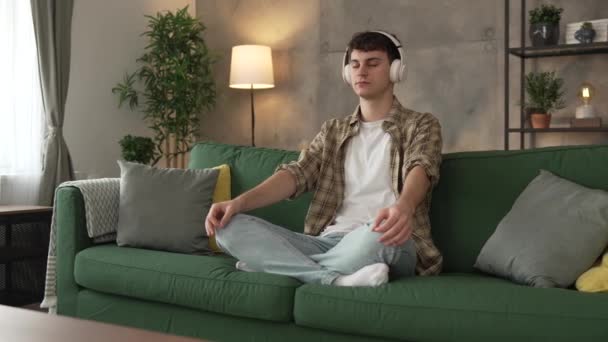 Jeden Teenager Muž Mladý Kavkazský Muž Používat Sluchátka Pro Line — Stock video