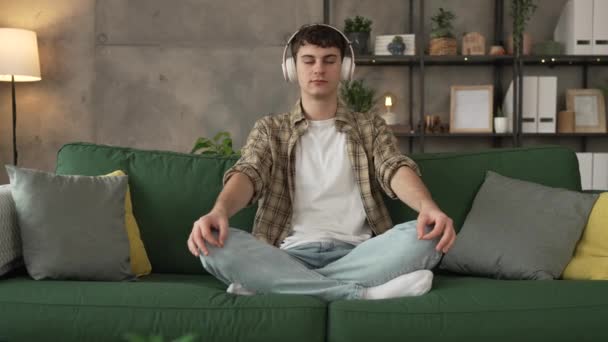 Jeden Nastolatek Mężczyzna Młody Kaukaski Mężczyzna Używać Słuchawki Dla Online — Wideo stockowe