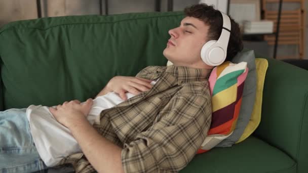 Ένας Έφηβος Άνδρας Νεαρός Καυκάσιος Άντρας Χρησιμοποιεί Ακουστικά Για Online — Αρχείο Βίντεο