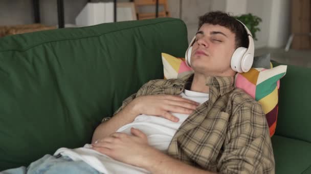Adolescent Homme Jeune Caucasien Utilisation Masculine Écouteurs Pour Méditation Guidée — Video