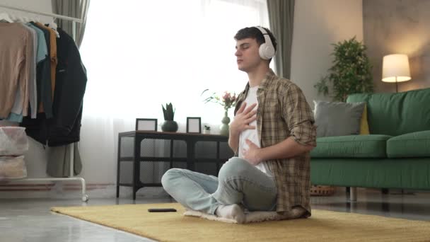 Adolescente Homem Jovem Caucasiano Fones Ouvido Uso Masculino Para Prática — Vídeo de Stock