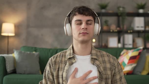 Jeden Teenager Muž Mladý Kavkazský Muž Používat Sluchátka Pro Line — Stock video