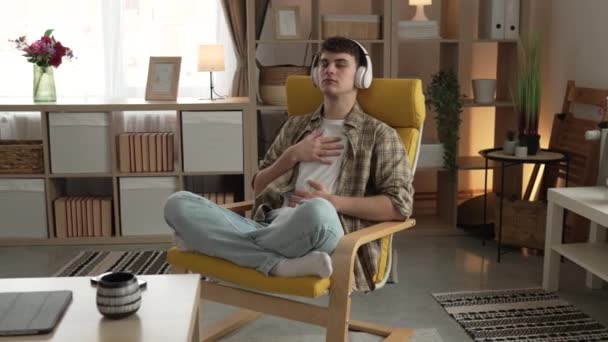 Een Tiener Man Jong Kaukasisch Man Gebruik Hoofdtelefoon Voor Online — Stockvideo