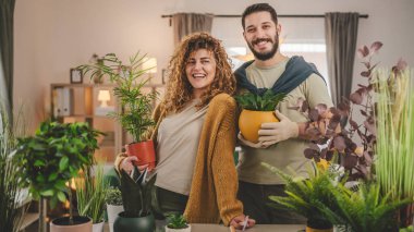 Kafkas erkek ve kadın karı koca birlikte çiçek dikiyorlar ev bitkileriyle ilgileniyorlar gerçek insanlar aile kavramı