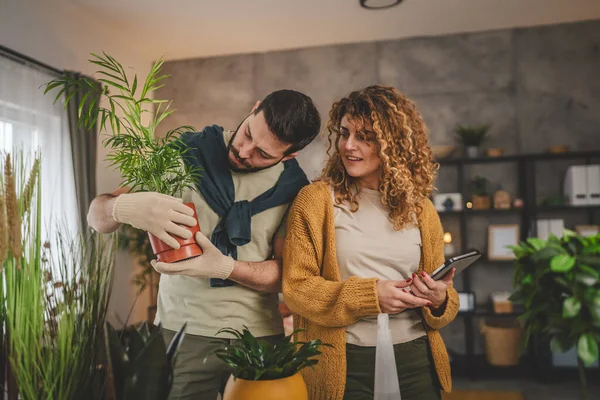 カップルの慎重な男と女性の妻と夫は一緒に家植物の世話をする花を植える 本当の人々 家庭生活の家族の概念 — ストック写真