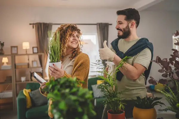 カップルの慎重な男と女性の妻と夫は一緒に家植物の世話をする花を植える 本当の人々 家庭生活の家族の概念 — ストック写真