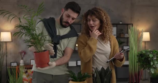 Paar Kaukasische Man Vrouw Vrouw Vrouw Man Planten Bloemen Samen — Stockvideo