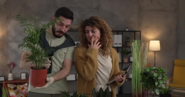 Paar Kaukasische Man Vrouw Vrouw Vrouw Man Planten Bloemen Samen — Stockvideo